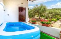 Bazén v ubytovaní Cozy Home In Malaga With Wifi alebo v jeho blízkosti