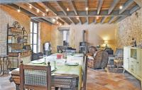 a dining room with a table and chairs and a kitchen at Stunning Home In Sainte Alvre With 6 Bedrooms, Sauna And Private Swimming Pool in Saint-Alvère
