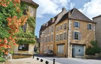 a building with a car parked in front of it at Stunning Home In Sainte Alvre With 6 Bedrooms, Sauna And Private Swimming Pool in Saint-Alvère