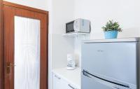 A kitchen or kitchenette at Casa Emilia 2