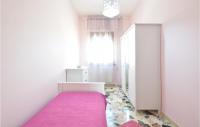 A bed or beds in a room at Cozy Apartment In Piano Di Mommio