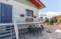 A balcony or terrace at Cozy Apartment In Piano Di Mommio