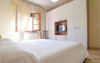 A bed or beds in a room at Cozy Apartment In Piano Di Mommio