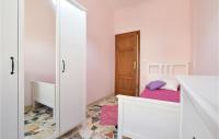 A bed or beds in a room at Cozy Apartment In Piano Di Mommio
