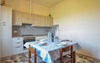 A kitchen or kitchenette at Cozy Apartment In Piano Di Mommio