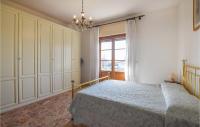 A bed or beds in a room at Cozy Apartment In Piano Di Mommio