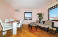 Posedenie v ubytovaní Two-Bedroom Apartment With Sea View In Okrug Gornji