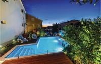 Bazén v ubytovaní Two-Bedroom Apartment With Sea View In Okrug Gornji alebo v jeho blízkosti