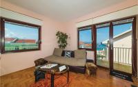 Posedenie v ubytovaní Two-Bedroom Apartment With Sea View In Okrug Gornji