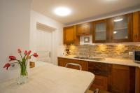 Kuchyň nebo kuchyňský kout v ubytování Tsarevets panoramic apartments Veliko Tarnovo