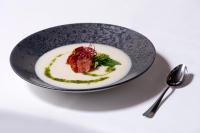 Un plato de comida con un trozo de carne encima. en Schwarzer Bär Jena, en Jena