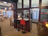 Una barra en un restaurante con un busto de cabeza en Le Chalet Montégut, en Moulins