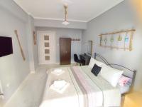 A bed or beds in a room at DriftWood Center Apartment