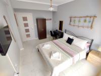 A bed or beds in a room at DriftWood Center Apartment