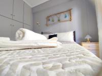 A bed or beds in a room at DriftWood Center Apartment