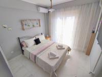A bed or beds in a room at DriftWood Center Apartment