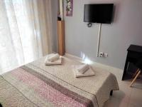 A bed or beds in a room at DriftWood Center Apartment