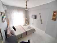 A bed or beds in a room at DriftWood Center Apartment