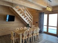 Televízia a/alebo spoločenská miestnosť v ubytovaní Apartament Jeleń Łoś Niedźwiedź