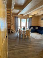 Posedenie v ubytovaní Apartament Jeleń Łoś Niedźwiedź