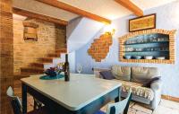 Posedenie v ubytovaní Two-Bedroom Holiday Home In Krnica