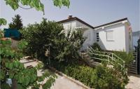 a garden in front of a white house at Awesome Apartment In Sv, Petar With 2 Bedrooms And Wifi in Sveti Petar
