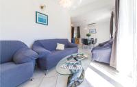Posedenie v ubytovaní Three-Bedroom Holiday Home Poljica With Sea View 07
