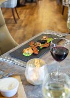 The Stair Arms Hotel في إدنبرة: طاولة مع طبق من الطعام وكأس من النبيذ