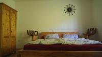 A bed or beds in a room at Ferienwohnung Sonnenwald