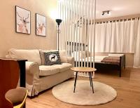 sala de estar con sofá y cuna en Gosau Apartment 307, en Gosau