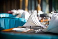 惠灵顿东方海湾惠灵顿国敦酒店的一张带餐巾纸和一杯葡萄酒的桌子