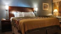 ein Hotelzimmer mit einem großen Bett in einem Zimmer in der Unterkunft South Padre Island Inn in South Padre Island