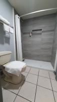 Ein Badezimmer in der Unterkunft South Padre Island Inn
