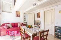 A television and/or entertainment centre at Salomone Apartments II by Wonderful Italy