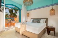 Schlafzimmer mit einem Bett und Blick auf einen Innenhof in der Unterkunft U Splash Resort Eilat in Eilat