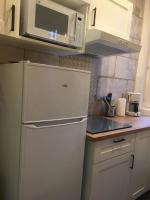a kitchen with a white refrigerator and a microwave at Vieux Tours, Charmant T2 40m2, 4 pers, lumineux in Tours