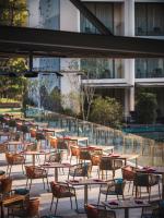 uma fila de mesas e cadeiras em frente a um edifício em Avani Plus Khao Lak Resort em Khao Lak