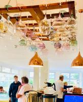 un grupo de personas en una cocina con gafas colgando del techo en Villa Mentone Hotel, en Shanklin