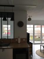 a kitchen with two windows and a sink and a counter at Colibri Appart&#39; T2 au coeur du Bassin d&#39;Arcachon in Gujan-Mestras