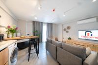 TV a/nebo společenská místnost v ubytování Reddoors Suites Sea View