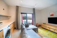 TV a/nebo společenská místnost v ubytování Reddoors Suites Sea View