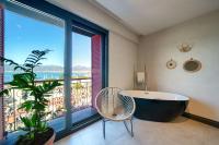 Balkón nebo terasa v ubytování Reddoors Suites Sea View