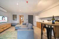 TV a/nebo společenská místnost v ubytování Reddoors Suites Sea View