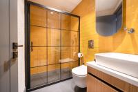 Koupelna v ubytování Reddoors Suites Sea View