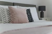 Postel nebo postele na pokoji v ubytování HiGuests - Stylish Apartment in JBR Steps From the Beach