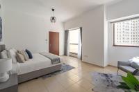 Postel nebo postele na pokoji v ubytování HiGuests - Stylish Apartment in JBR Steps From the Beach