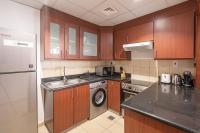 Kuchyň nebo kuchyňský kout v ubytování HiGuests - Stylish Apartment in JBR Steps From the Beach