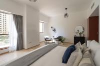 Postel nebo postele na pokoji v ubytování HiGuests - Stylish Apartment in JBR Steps From the Beach