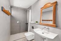 A bathroom at Villa Binixiqui