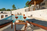 Bazén v ubytovaní Modern Rustic Villa Kate alebo v jeho blízkosti